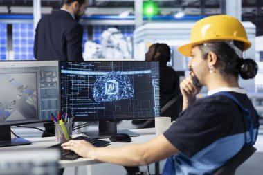 Üretim sorunlarını tespit etmek için güneş paneli üretim tesisinde yapay zeka modelleri yetiştiren bir mühendis. İşçi işlem optimizasyonunu geliştirmek için makine öğrenimi kullanıyor