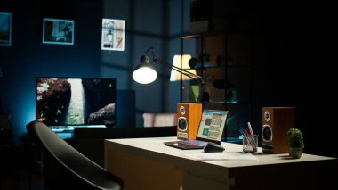 Minimalist ofis tasarımı olan çağdaş bir daire. Ahşap mobilyalar, dekoratif bitkiler ve rahat bir oturma odası. Çalışma ve rahatlama için mükemmel geniş bir alan yaratın..