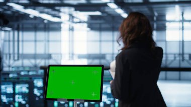 Güç yönetimi ayarlarını ayarlayan sunucu odasındaki krom anahtar tabletini ve takım çalışması programcılarını kapat. Veri merkezi teknisyenlerinin, B kamerasının önündeki izole ekran modelleme cihazına odaklan