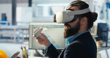 VR gözlük kullanan fotovoltaik fabrikası mühendisi güneş panelleri verimliliğini artırıyor. Güneş panelleri, daha ucuz güneş çözümleri araştıran sanal gerçeklik teknolojisi kullanan fabrika işçisi üretimi, kamera B