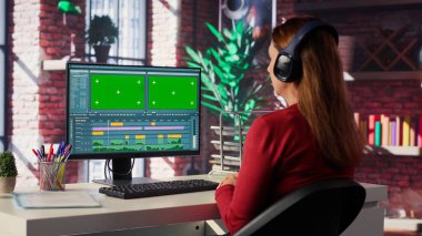 Bir film post prodüksiyon yazılımı kullanarak yeşil ekranlı bir filmin montajı üzerinde çalışan kadın video yapımcısı. Kadın video editörü sinema film kurgu endüstrisini kuruyor. Kamera A.