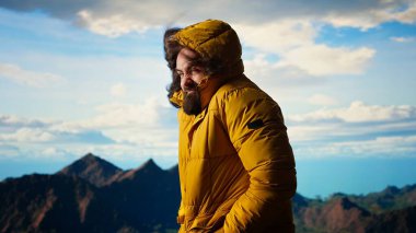 Dağın tepesinde soğuk rüzgarlarla boğuşan genç gezgin, yürüyüş faaliyetleriyle gurur duyuyor. Hırslı maceraperest başarılı bir şekilde dağ sırasına tırmanıyor. Kamera A.