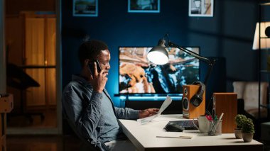 Erkek serbest çalışan, aylık fon dengesi ve küresel yatırımlardan elde edilen karı artırmak için evdeki finans uzmanını arıyor. Genç adam sermaye kaynakları hakkında danışmanla konuşuyor. Kamera B.