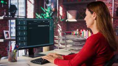 Bir kadının bilgisayarındaki yapay zeka destekli sohbet sistemine yazması, gelişmiş sanal asistanın fütüristik algoritmalar ve üretkenlik ve bağlantı için zekice çözümler sergilemesi. Kamera B.