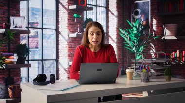 Sanal bir iş görüşmesinde başvuran kadın, internet üzerinden görüntülü görüşme yapıyor, bir web işe alma platformunda iş başvurusunda bulunuyor. İşe alınmak isteyen hırslı bir kadın, iş teklifi. Kamera B.