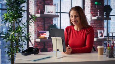 Yetişkinler web sitesi dersine ev ofisinden katılıyor. Bir profesörle video bağlantısı üzerinden buluşuyor. Uzaktan yüksek lisans derecesi için sıkı çalışan bir kadın, telekonferans. Kamera B.