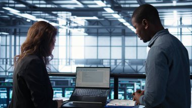 Bilgisayar bilimcileri laptopta ve tablette yapay zeka kullanarak veri merkezinde çalışıyorlar. Sunucu odası çalışanları işlem işlemleri için sinirsel ağlar üzerinde yapay zeka kullanır, kamera B