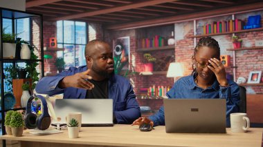 Afrika kökenli Amerikalı bir kadın, erkek arkadaşına sinirlenirken, erkek arkadaşı ile ilgilenmediği için tartışıyor. Memnun olmayan genç bir çift. Kamera A.