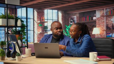 Teknolojiden anlayan insanlar yeni bir yazılımı test etmek, yeni dijital araçları kullanmak ve sanal görevleri yönetmek için kablosuz bir dizüstü bilgisayar üzerinde çalışıyorlar. Evde bağlı ve üretken bir yaşam tarzı var. Kamera A.