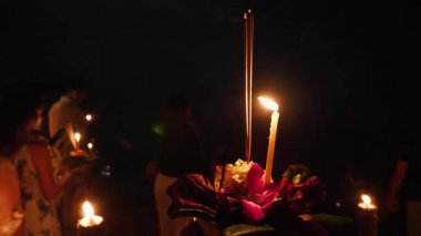 Tayland 'daki sihirli Loy Krathong festivali. Aydınlatılmış çiçekler, suda güzel çiçeklerin parladığı kültürel gelenekler. Thai inancına şükran, şükran ve bağlılık.