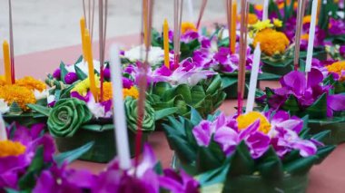 Suda yüzen dini bir Tayland ayini için geleneksel çiçek aranjmanı. Renkli çiçekler ve yaprakların sürüklendiği kutsal bir tören. Loy Krathong ruhani töreni.