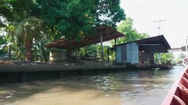 Tayland, Kasım 2024 - Teknelerle dolu geleneksel yüzen pazar, pazarlamacılar teknelerden Tayland yemeği, meyve ve deniz ürünleri satıyorlar. Tayland kültürü ve tropikal pazar atmosferi.