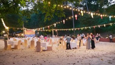 Tayland, Kasım 2024 - Turist dolu Loy Krathong festivali mekanı, parlak ışıklar ve çiçeklerle dolu sembolik Tayland geleneği ve kutsal çiçek düzenlemeleri.