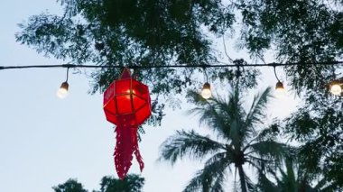 Loy Krathong festivali, fenerler ve çiçeklerle süslenmiş akşam yemeği. Aydınlatılmış çelenkler ve geleneksel dekorların yer aldığı güzel Tayland festivali seti. Kültür mirası akşam gökyüzünün altında.