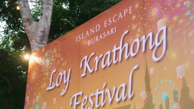 Loy Krathong festivali akşam yemeği duvar kâğıdı çiçekler ve aydınlatılmış dekor, büyülü Tayland festivali gecesi aydınlatılmış süslemeler ve geleneksel çelenkler kutsal ve canlı bir tören oluşturur..