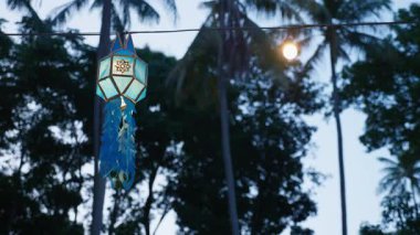Parlayan fenerlerle dolu güzel bir kültür Loy Krathong festivali, aydınlatılmış dekorlarla dolu canlı Tayland festivali sahnesi. Kültürü, geleneği ve kutsal ayinleri bir araya getirmek.