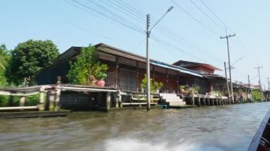 Tayland, Kasım 2024 - Tekne satıcılarının egzotik Tayland meyveleri, sebzeler ve deniz ürünleri sunduğu gıda satan egzotik pazarlar. Kültürel deneyim.