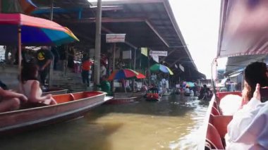 Tayland, Kasım 2024 - Tekne satıcılarının egzotik Tayland meyveleri, sebzeleri ve deniz ürünleri sunduğu yerel halkın yiyecek sattığı tropik yüzer pazar. Kültürel deneyim.