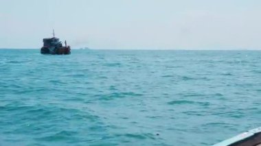 Tayland 'ı soluk soluğa geçen turistler berrak sulardaki ahşap tekne egzotik manzaralar ve güneş ışınlarının rüya gibi bir varış noktası yarattığı gizli bir cennete doğru ilerliyor..