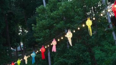 Loy Krathong festivalinde parlak fenerler, ışıldayan Tayland festivali sahnesi ve aydınlatılmış süslemeler. Kültürü, geleneği ve kutsal ayinleri bir araya getirmek.