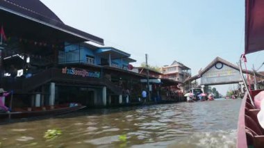 Tayland, Kasım 2024 - Tayland yerel gıda satan teknelerle yüzen pazar, pazar satıcılarıyla dolu canlı nehir kenarı pazarı lezzetli egzotik ürünler, turizm.
