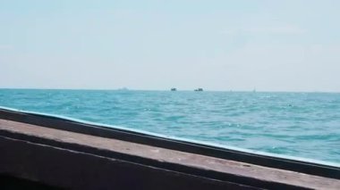 Tayland 'ı soluk soluğa geçen turistler berrak sulardaki ahşap tekne egzotik manzaralar ve güneş ışınlarının rüya gibi bir varış noktası yarattığı gizli bir cennete doğru ilerliyor..