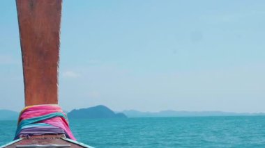 Tayland kıyılarındaki pitoresk bir adanın yakınında yüzen tekne, kıyı boyunca sürüklenen geleneksel ahşap yelkenli, bereketli palmiye ağaçları ile nefes kesici bir tropik manzara ortaya çıkarıyor..