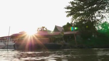 Tayland, Kasım 2024 - Tayland nehri boyunca geleneksel tekne macerası, turistler gezmek için yelkenli su nakliyatını kullanıyorlar. Tropik ada seyahati rotası, yüzen tekne.