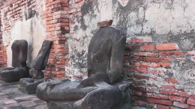 Tarihi bir tapınak kompleksi olan Wat Maha 'da huzur içinde oturan antik çoklu Buda heykelleri inanç ve ruhaniliği simgeler. Tayland 'da güzel bir kültür dini mekan.