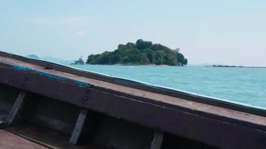 Güneşli bir günde, Tayland kıyılarını tekneyle keşfetmek, ahşap kayık mavi okyanusta yelken açar, Tayland adalarının el değmemiş güzelliklerini, palmiyeli sahilleri ve çarpıcı sahil kayalıklarını gözler önüne serer..