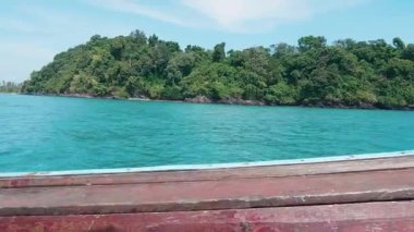 Yoğun orman ağaçları, canlı palmiye yaprakları, egzotik bitkiler ve mavi sularla dolu tropikal manzaralar Tayland 'ın doğal güzelliğine ve dinginliğine huzurlu bir çekilme sunuyor..