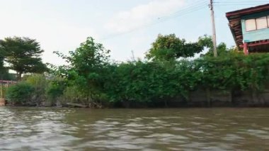 Tayland, Kasım 2024 - Tayland nehri boyunca geleneksel tekne macerası, turistler gezmek için yelkenli su nakliyatını kullanıyorlar. Tropik ada seyahati rotası, yüzen tekne.