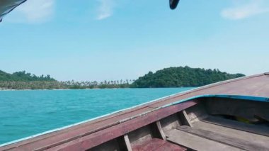 Güneşli bir günde, Tayland kıyılarını tekneyle keşfetmek, ahşap kayık mavi okyanusta yelken açar, Tayland adalarının el değmemiş güzelliklerini, palmiyeli sahilleri ve çarpıcı sahil kayalıklarını gözler önüne serer..