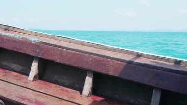 Tayland kıyı şeridinin turkuaz sularında seyreden huzurlu tekne yolculuğu gezginleri güzel mavi sulardan geçirir. Küçük tropik adaları ve güneşli kıyı şeridini geçer..