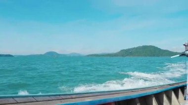 Tayland kıyısındaki küçük egzotik bir adaya güzel bir tekne gezisi, yemyeşil bir adaya yaklaşmak için turkuaz sularda yelken açmak. Tayland tropikal lagün manzarası manzarası sunuyor..