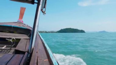 Tayland kıyı şeridinin turkuaz sularında seyreden huzurlu tekne yolculuğu gezginleri güzel mavi sulardan geçirir. Küçük tropik adaları ve güneşli kıyı şeridini geçer..