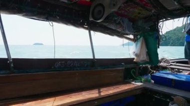 Tayland kıyılarındaki pitoresk bir adanın yakınında yüzen tekne, kıyı boyunca sürüklenen geleneksel ahşap yelkenli, bereketli palmiye ağaçları ile nefes kesici bir tropik manzara ortaya çıkarıyor..