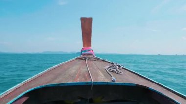 Sahil şeridinde bereketli manzarası olan egzotik bir adaya tekne gezisi, Tayland kıyı suları boyunca sakin bir yolculuk, güneşli dalgalar ve yeşilliklerle dolu güzel bir adaya götürür..