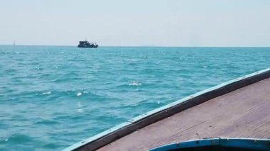 Güneşli bir günde, Tayland kıyılarını tekneyle keşfetmek, ahşap kayık mavi okyanusta yelken açar, Tayland adalarının el değmemiş güzelliklerini, palmiyeli sahilleri ve çarpıcı sahil kayalıklarını gözler önüne serer..