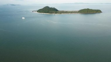 Kıyıda yelkenli tekneleri bulunan görkemli küçük bir Tayland adasının havadan görünüşü kristal berrak sular ve yoğun yağmur ormanlarıyla dolu inanılmaz bir seyahat noktası. Tropikal manzara.