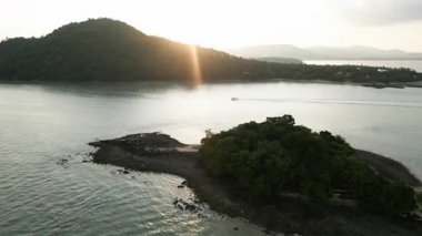 Tayland 'ın güzelliğini yansıtan muhteşem küçük adaların havadan görünüşü, dalgaların parlak bir yaz gökyüzünün altında yumuşak kumla buluştuğu kıyı şeridi. Tropik çarpıcı kumlu göl plajı..