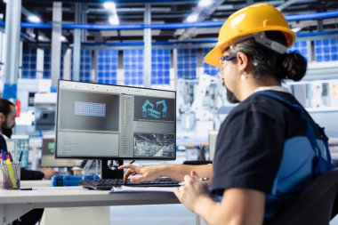 Photovoltaics tesis çalışanı bilgisayarda verimlilik ölçümlerini inceleyerek üretim üretimini artıracak eğilimleri yorumluyor. Güneş panelleri potansiyel sistem hatalarını tanımlayan teknisyen yerleştirme