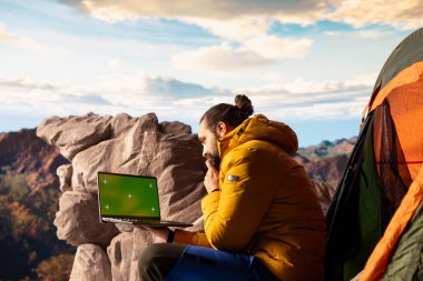 Aktif yürüyüşçüler panoramik gökyüzüne bakar ve uzay görüntüsünü kopyalarlar. Açık havayı keşfetmenin getirdiği huzur duygusunu hissederler. Nefes kesici manzara esnekliği sembolize eder..