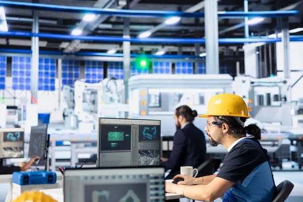 PC, maksimum verimlilik için ince ayar sistemi kullanarak güneş enerjisi üretim makinelerini programlayan fotovoltaik fabrikası çalışanı. Güneş paneli montaj işi yapan teknisyen