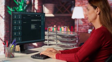 Bir kadının bilgisayarındaki yapay zeka destekli sohbet sistemine yazması, gelişmiş sanal asistanın fütüristik algoritmalar ve üretkenlik ve bağlantı için zekice çözümler sergilemesi. Kamera A.