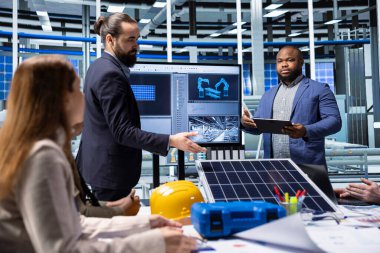 Fabrika araştırmacıları yeni fotovoltaik materyaller hakkında konuşuyor. Güneş paneli üreten fabrika ortakları yeni geliştirilmiş güneş enerjisi sistemlerinin prototiplerini kullanmanın yollarını tartışıyor