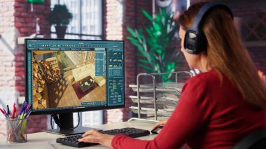 Profesyonel mimari tasarımcı ikili monitörler üzerinde bilgisayar destekli tasarım araçları kullanarak bir kat planı hazırlıyor. Kadın dijital tasarım ve iç dekorasyon kullanıyor. Kamera A.