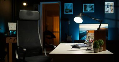 Çağdaş çatı katı tarzı bir daire ve köşesi ev gibi. Ahşap döşemeler, dekoratif bitkiler ve bir televizyon iş ve rahatlama için şık ve yaratıcı bir şehir alanı yaratıyor..