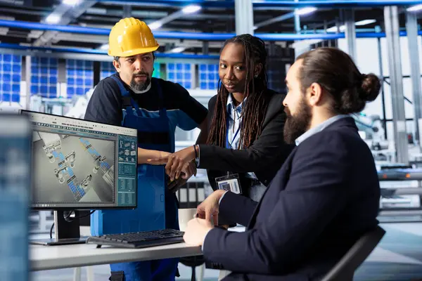 Güneş paneli üreten fabrika çalışanları yeni geliştirilmiş güneş enerjisi sistemlerinin prototiplerini kullanmanın yollarını tartışıyor. Güneş panelleri bitki araştırma ekibi yeni fotovoltaik materyaller hakkında konuşuyor