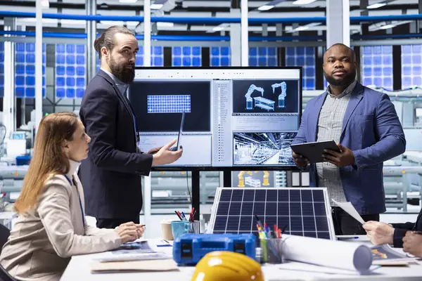 Hissedarlar, teknik sorular sormak için güneş panelleri fabrika yöneticileriyle bir araya geliyorlar. Fotovoltaik fabrikasına yatırım yapmadan önce gerekli özeni gösteren yatırımcılar, üretim süreçlerinin verimliliğini değerlendiriyor
